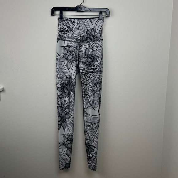 Beyond Yoga Flip It And Reverse It Lotus Hi Rise Leggings - Picture 2 of 8